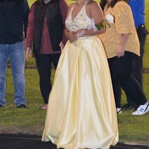 Gorgeous yellow formal dress. Size 12. Made by Splash.